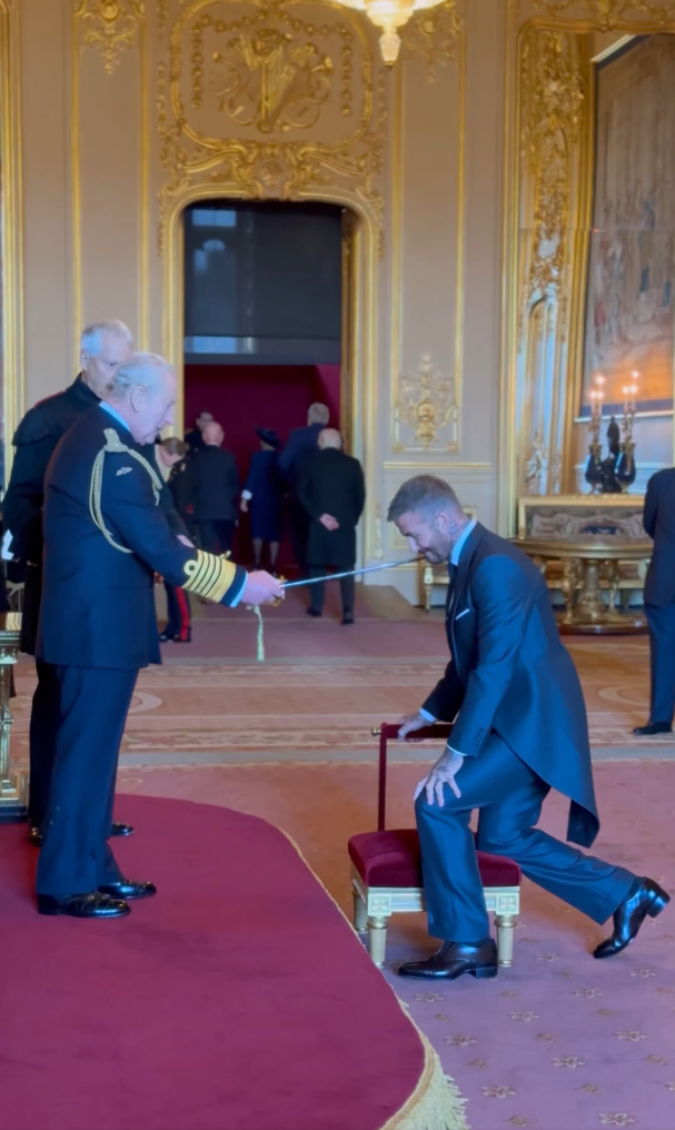 Imagen de Y el rey Carlos de Gran Bretaña concede el título de caballero a David Beckham en el Castillo de Windsor!!. Le otorga el título de Sir David Beckham por sus destacados servicios al deporte y a la beneficencia. 